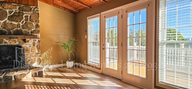 Building Photo - Cozy home with a stunning view!
