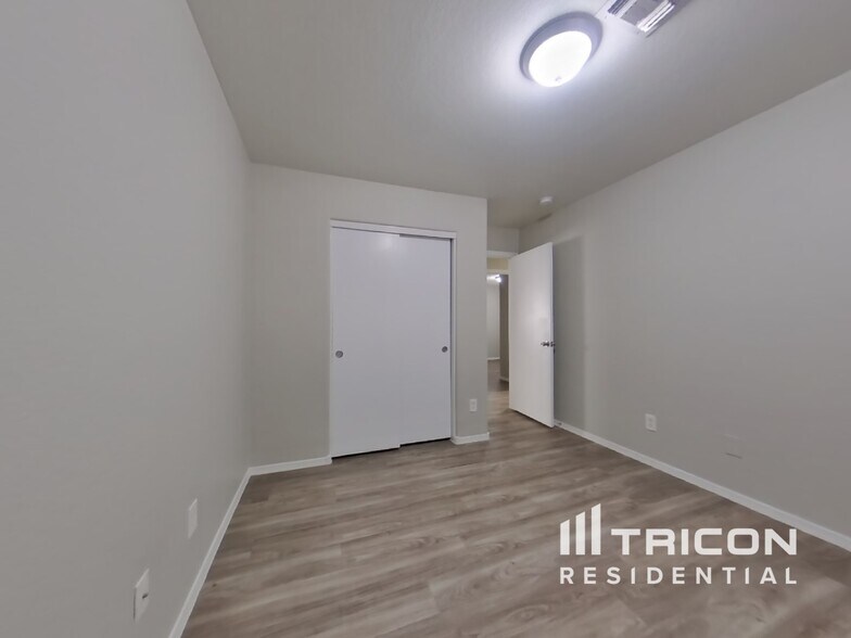 Building Photo - 8832 W Manzanita Dr