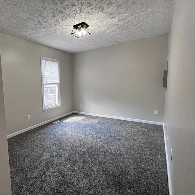 Building Photo - NEW LISTING!!!!!