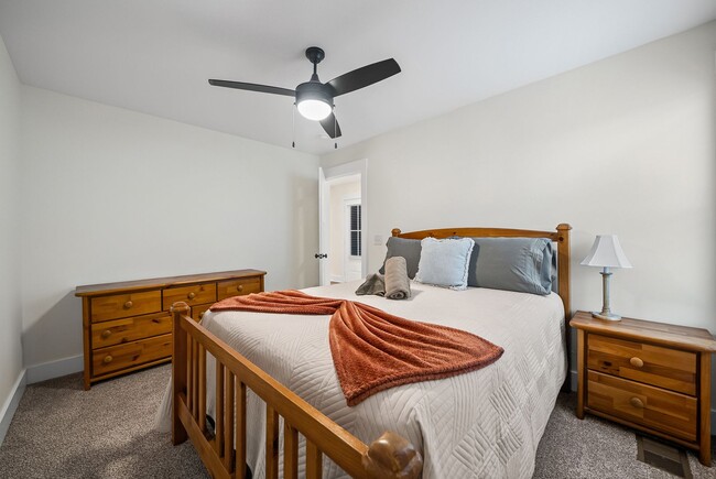 Building Photo - Spacious 3 Bedroom 2 Full Bath Home For Rent Near Dunbar Cave Road!