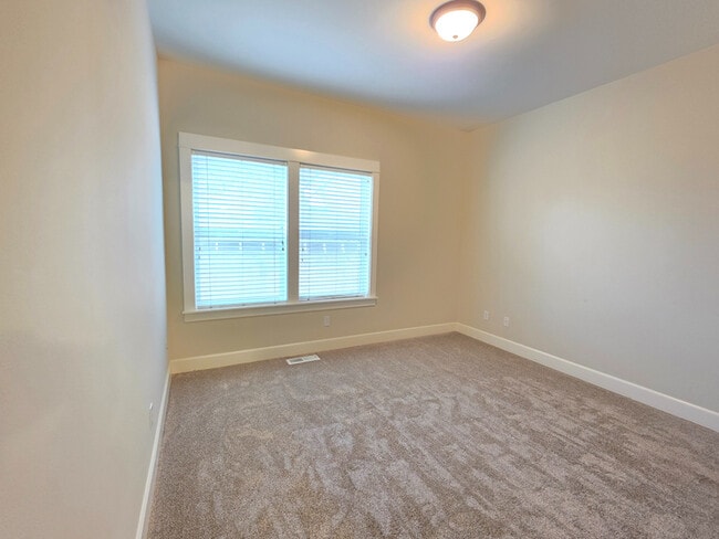 Building Photo - 2423 NW Awbrey Rd