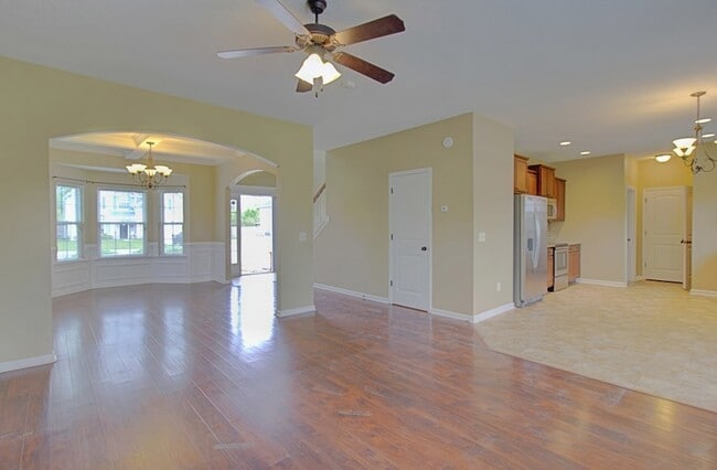 Building Photo - 935 Mustang Ln NE