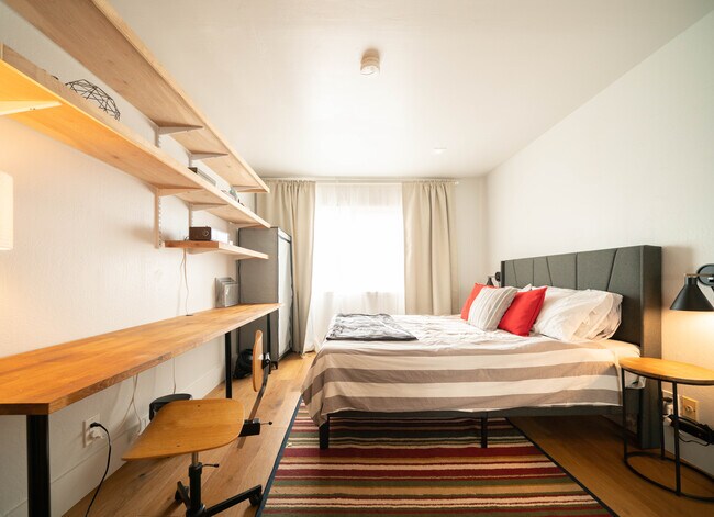 Large bedroom - 5955 Fern St