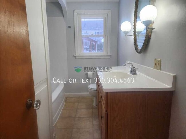 Building Photo - 1327 25th St NE