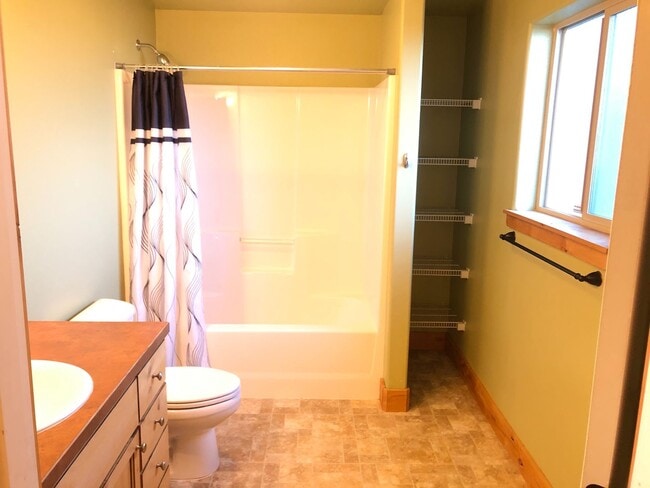 Building Photo - Great 3 Bedroom SW Bend Single Family Home