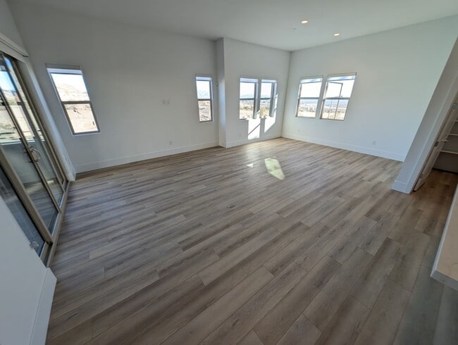 Building Photo - 675 Agate Bridge St