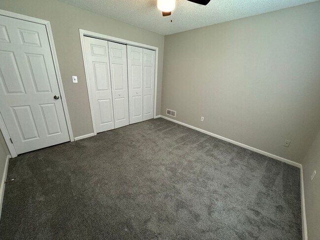 Building Photo - Spacious 3-Bed Duplex with Garage