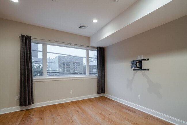 Building Photo - 724 N 3rd St