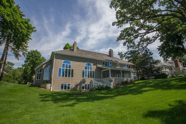 Building Photo - Stunning Lakefront Estate in Wayzata!