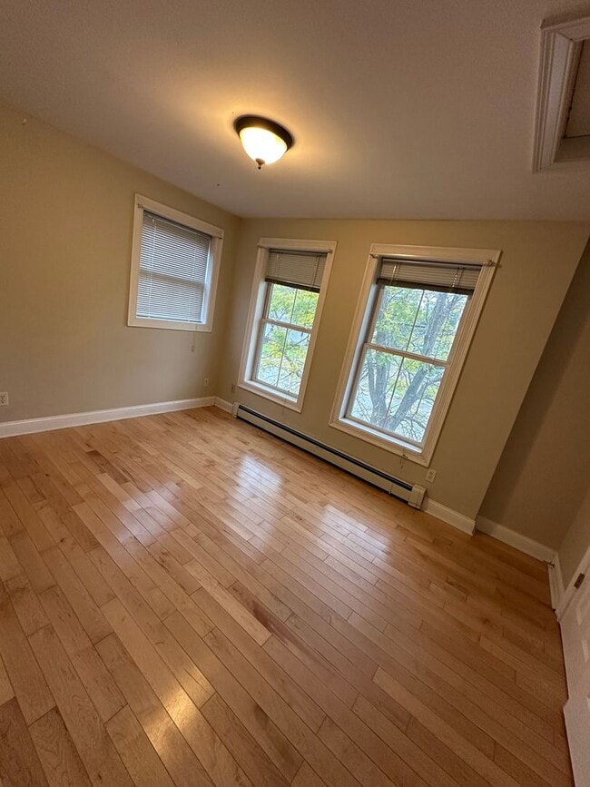 Building Photo - Beautiful Townhouse in NEW NORTH END Burlington 3BD/4BA