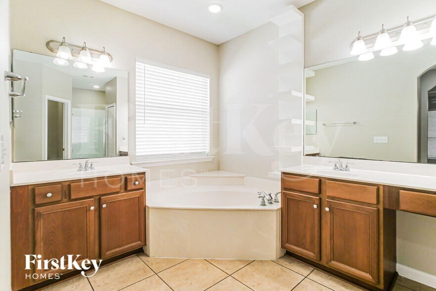 Building Photo - 664 Porta Rosa Circle