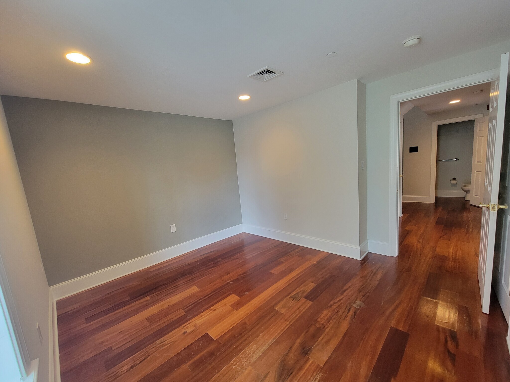 Building Photo - 19 W Girard Ave