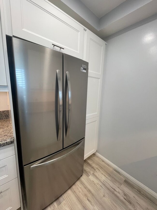 Building Photo - Del Mar Heights 1 br condo