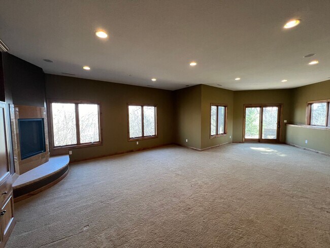 Building Photo - Luxury townhome