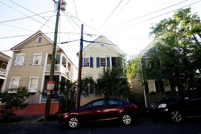 Building Photo - Available 3/1. Beautiful 2BR/2BA available in Elliottborough! Landscaping included!