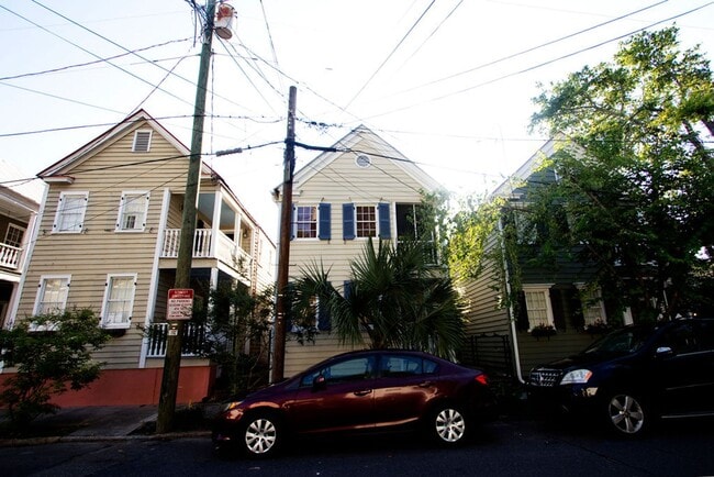 Building Photo - Available 3/1. Beautiful 3 BR/2BA available in Elliottborough! Landscaping included!