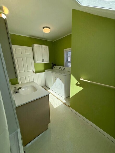 Building Photo - 439 Essex St