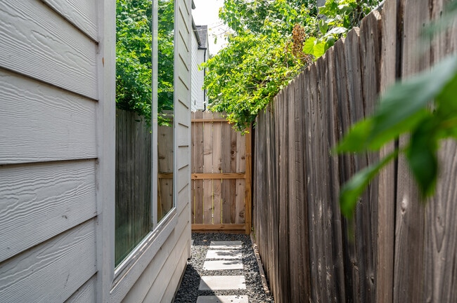 Building Photo - 316 Cyclamen St
