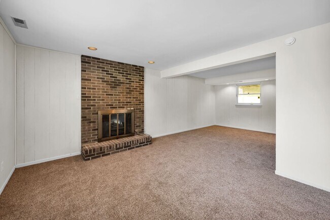 Building Photo - 2700 Queenswood Dr