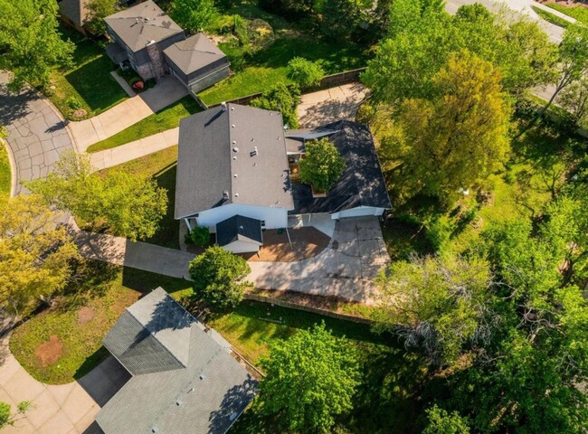 Building Photo - 222 Live Oak Ln