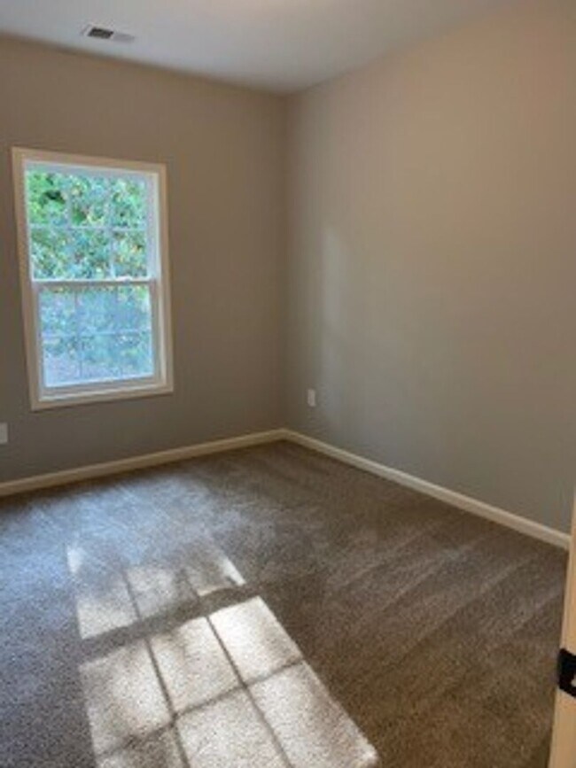 Building Photo - 3 Bedrooms 2.5 Baths  Condo in Downtown Watkinsville!