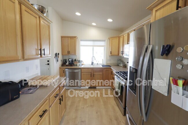 Building Photo - 908 NW Spruce Tree Pl