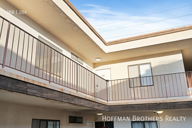 Building Photo - 7441 Hazeltine Ave