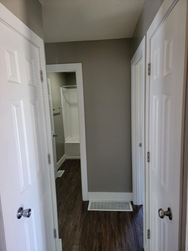 Building Photo - Awesome Remodeled  3 bedroom 2 bath single...