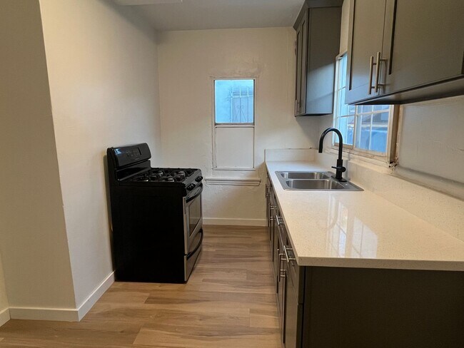Building Photo - Newly Renovated 1 Bedroom in West Adams