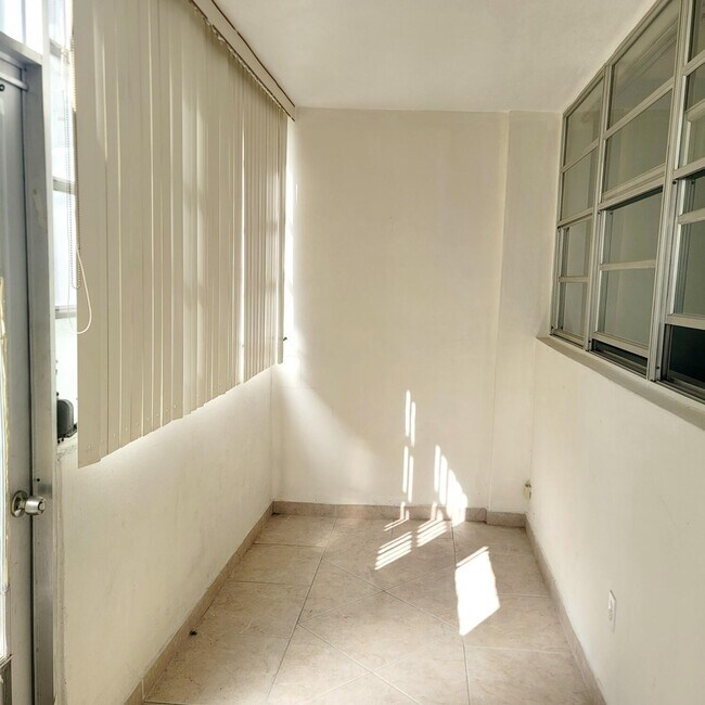 Building Photo - 1333 E Hallandale Beach Blvd