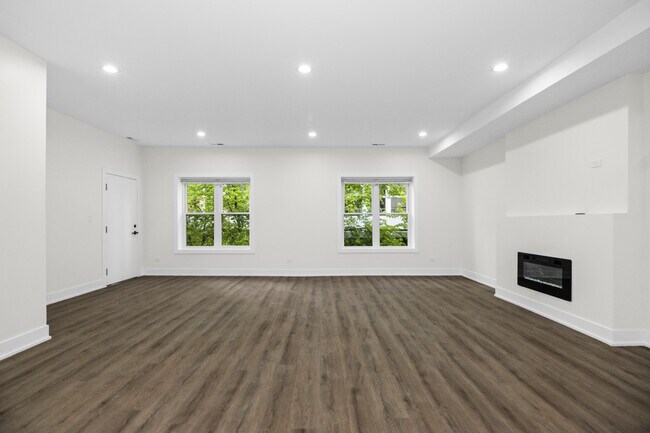 Building Photo - 4338 N Clarendon Ave