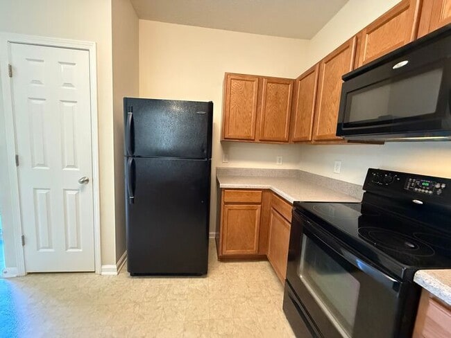 Building Photo - Brentwood - SPACIOUS 3 Bedroom Townhome in Beautiful Neighborhood