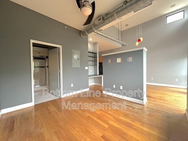 Building Photo - 514 W 10th St