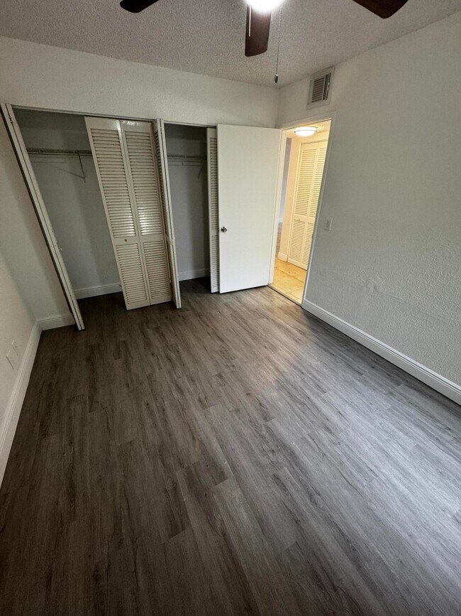 Building Photo - 1525 Lake Crystal Dr