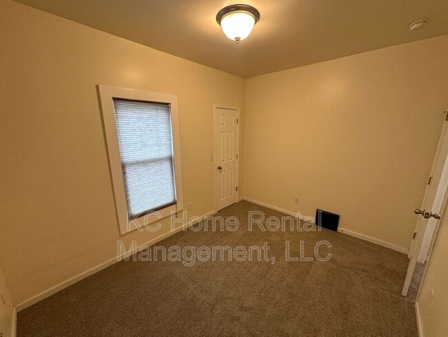 Building Photo - 1217 W 47th St