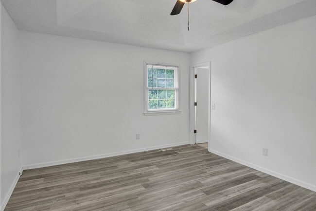 Building Photo - 405 S Montclaire Dr