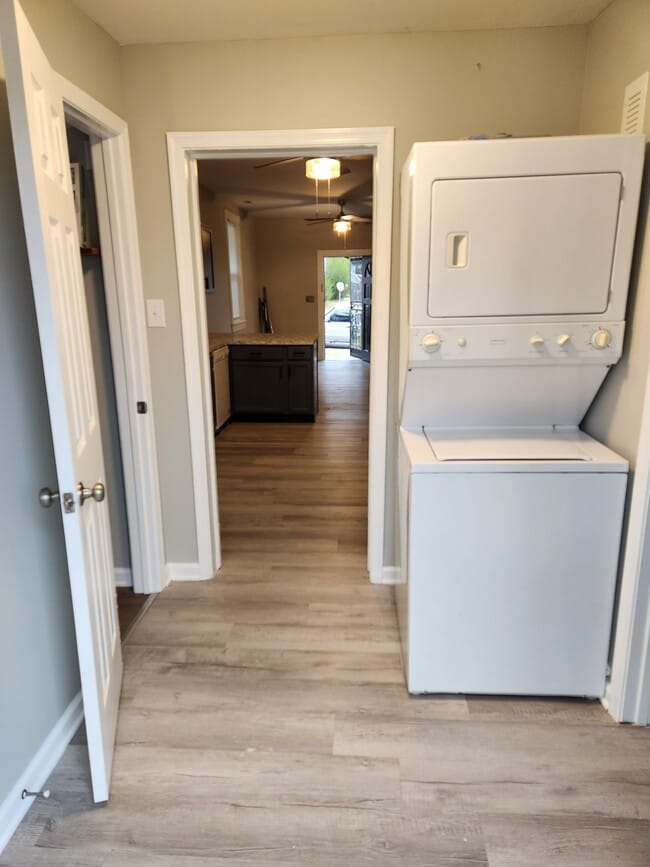 Building Photo - 1214 St James St