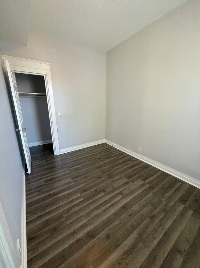 Building Photo - 3327 W Evergreen Ave