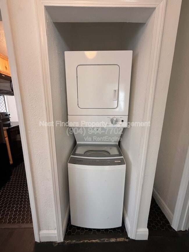 Building Photo - 2813 College St