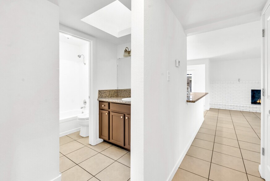 Building Photo - 812 Carro Dr