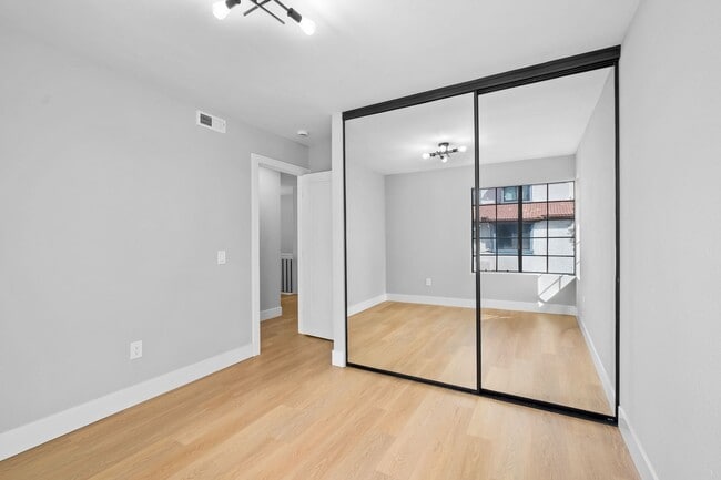 Building Photo - Move-In-Ready Townhome-Style Unit in Chula Vista!