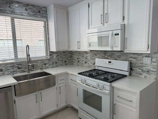 Building Photo - STUNNING & GORGEOUS 4 BED/2.5 BATH POOL HOME IN ELDORADO! *** ONLY $2,599 ***