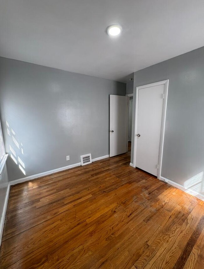 Building Photo - 5115 Farmbrook St