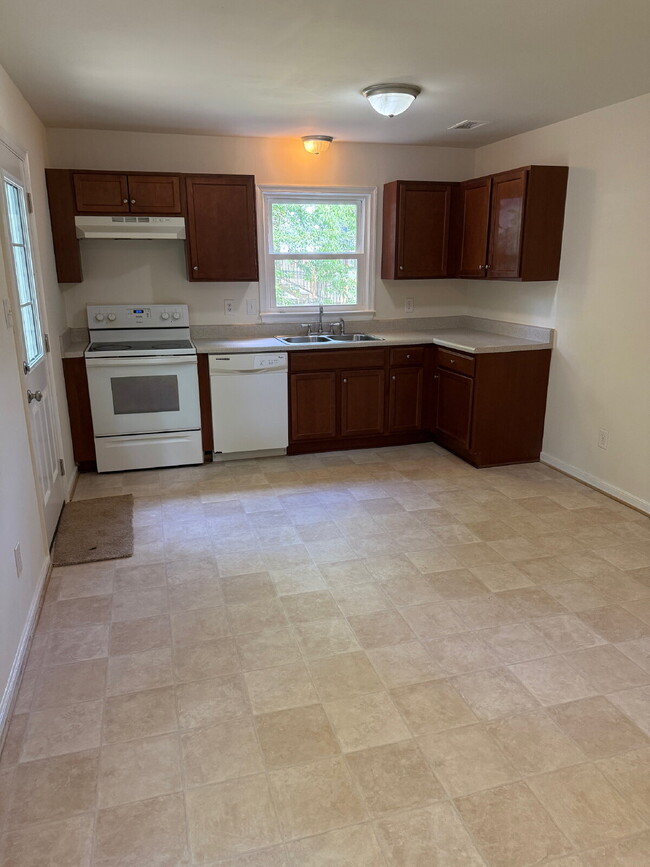 Building Photo - 4 Bedroom Cape Cod in Midlotian