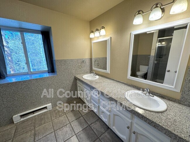Building Photo - 931 Kings Crown Rd
