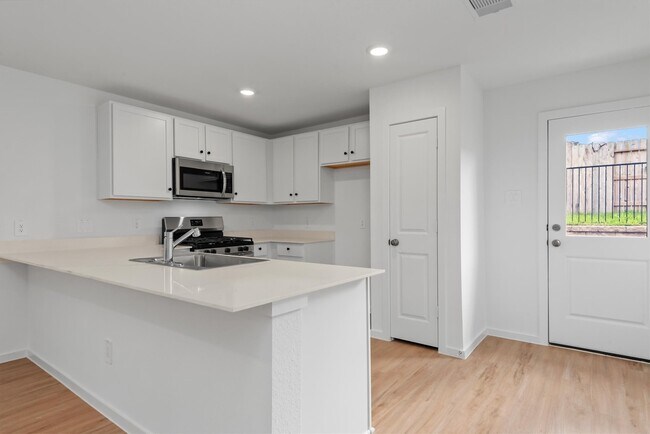 Building Photo - 1525 San Sebastien Dr