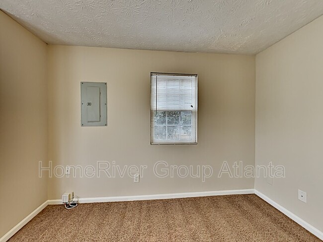 Building Photo - 622 Waynes Ct SE