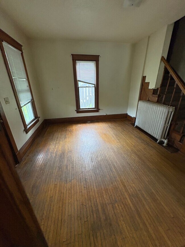 Building Photo - 3 Bedroom 1 Bathroom Duplex