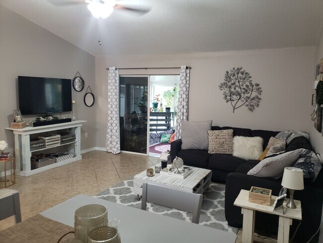 Building Photo - 3/2 Tavares Home