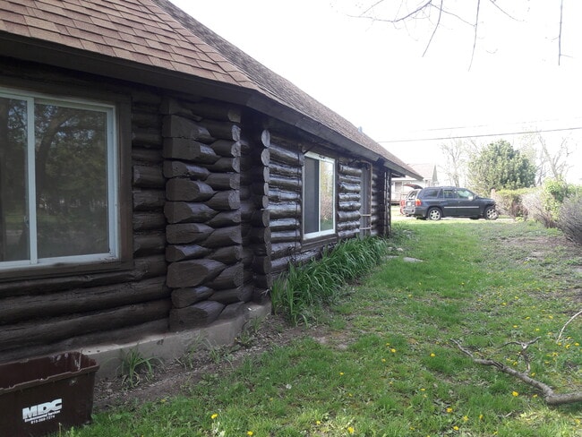 Building Photo - 4900 Parkview Dr